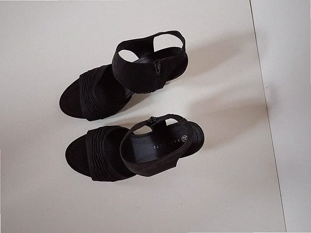 Keilpumps von Pucetti, schwarz mit Fesselband, Größe 41, Absatz 9 cm