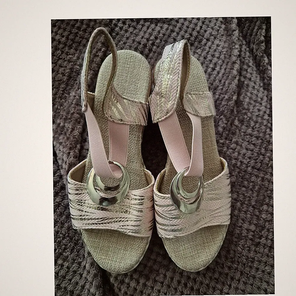 KISSLEEP Damen Sandalen Keilabsatz Metallring Glitzer Beige Rosa Gold Größe 39