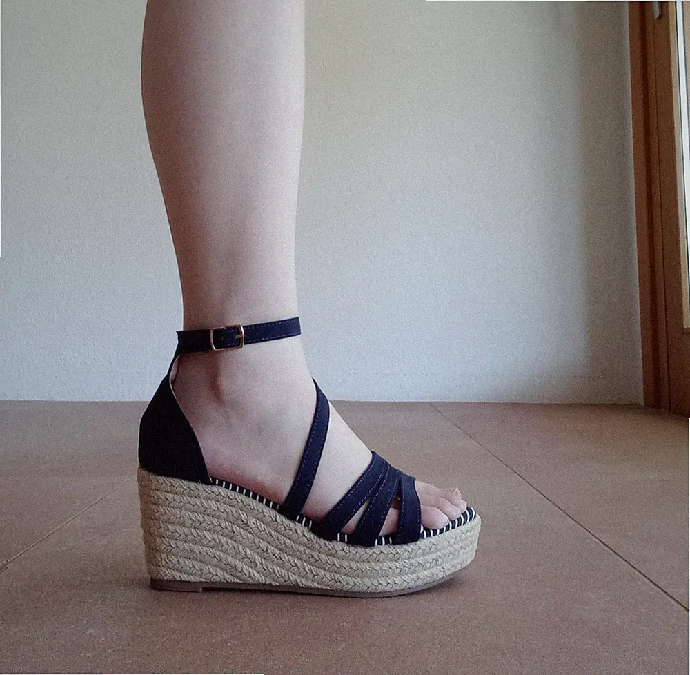 Kunstleder Keilabsatz Sandalen blau-weiß 36