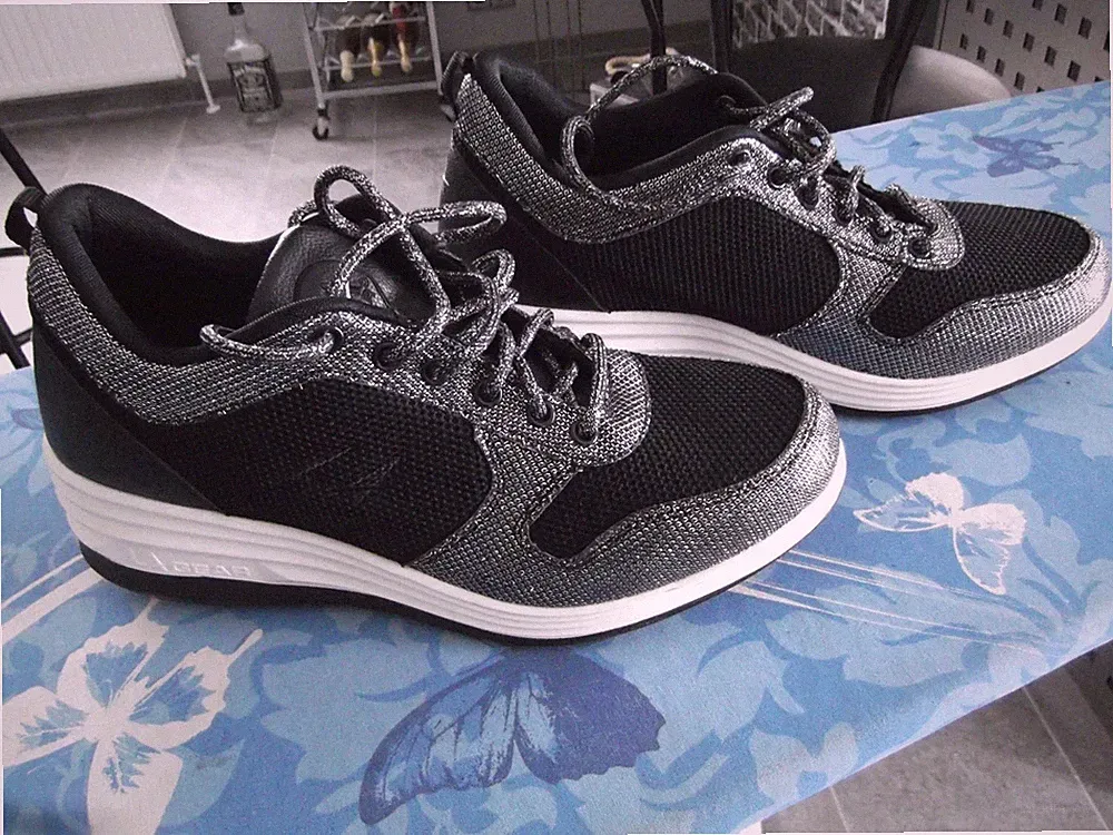 LA GEAR-SNEAKER-SCHNÜRER-SCHWARZ-SILBER-MESH- KEILABSATZ-GR: 41-UK 7-LAGENLOOK