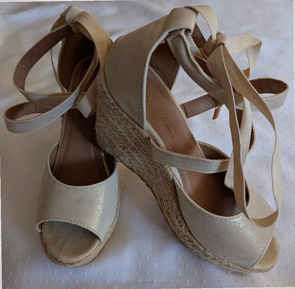 LASCANA Keilsandaletten Damen, Gr. 36, Gold, Kunstleder, Espadrille, Schnürung