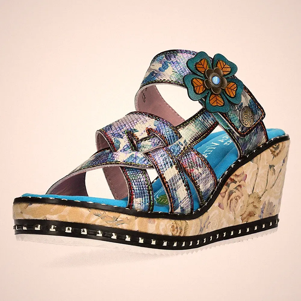 Laura Vita Damen Pantolette mit Blütenapplikation Nieten Keilabsatz Ballon 01