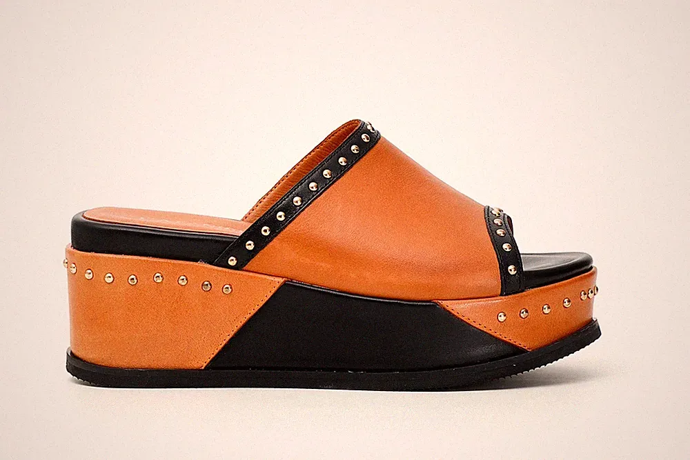 LEDER KEILABSATZ SANDALE MIT NIETEN