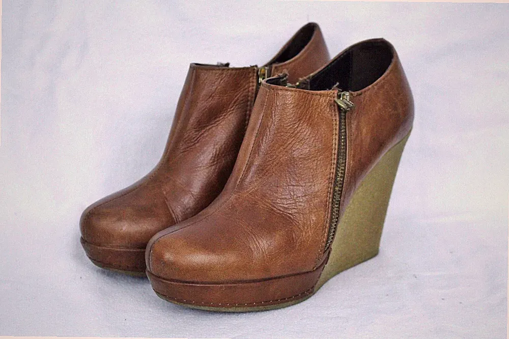 Lederschuhe Hochfront Pumps Stiefelette TSAKIRIS MALLAS Krepp Plateau Keilabsatz