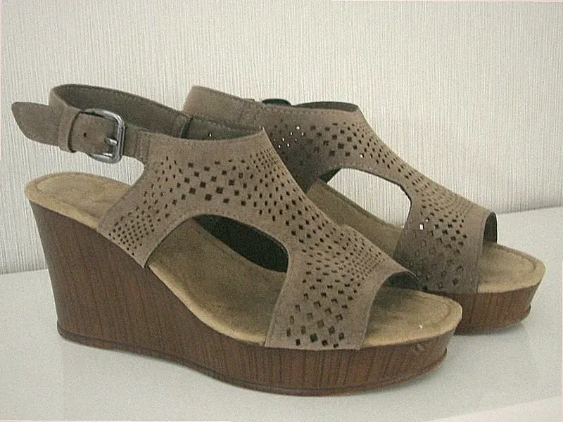 Leichte khakifarbene Damen-Plateau-Keilabsatz-Sandaletten - weiches Leder -Gr.38
