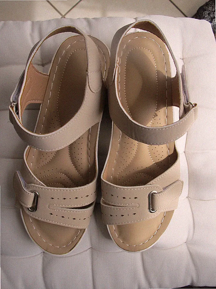 Leichte Sommersandalen Gr. 40,5 / 26 cm Beige Velour Keilabsatz 4 cm Klettversch