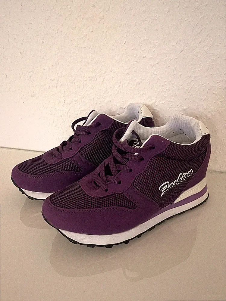 Lila Sneaker mit verstecktem Keilabsatz – sportlich & stylisch!