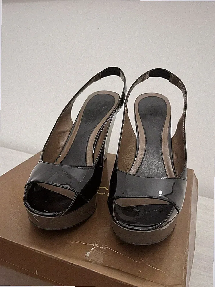 Lola Cruz Keilabsatz Farbe schwarz mit grauem Keilabsatz Größe 39 Leder Spikes