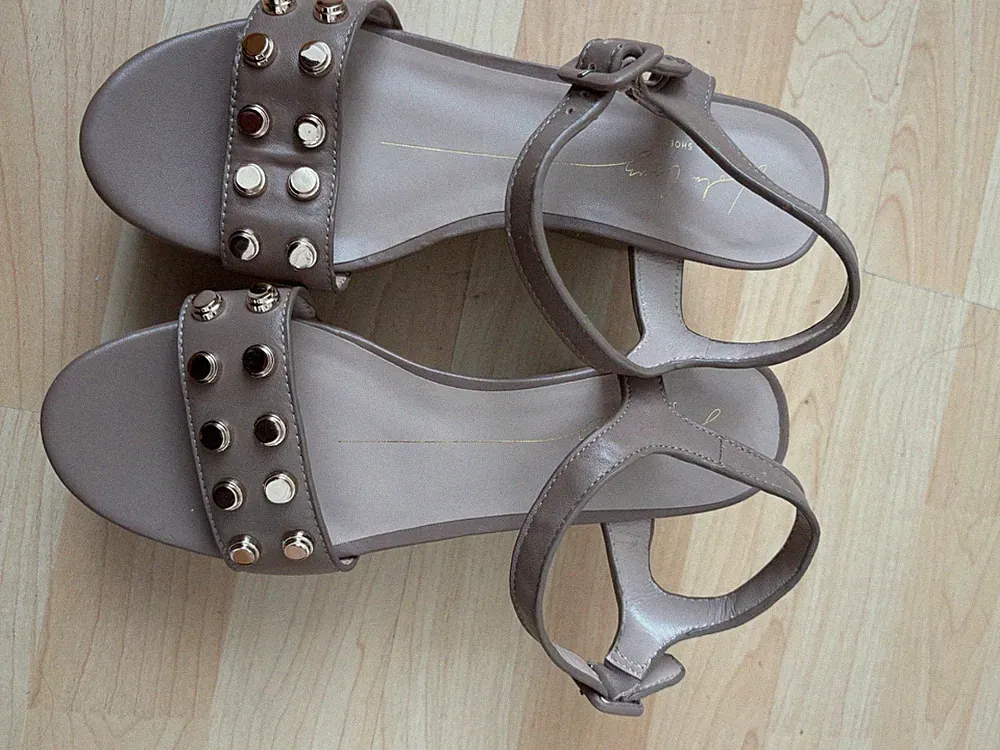 Lola Cruz Platform Sandalen / Jewel Shoes – Taupe / Leder- Neu