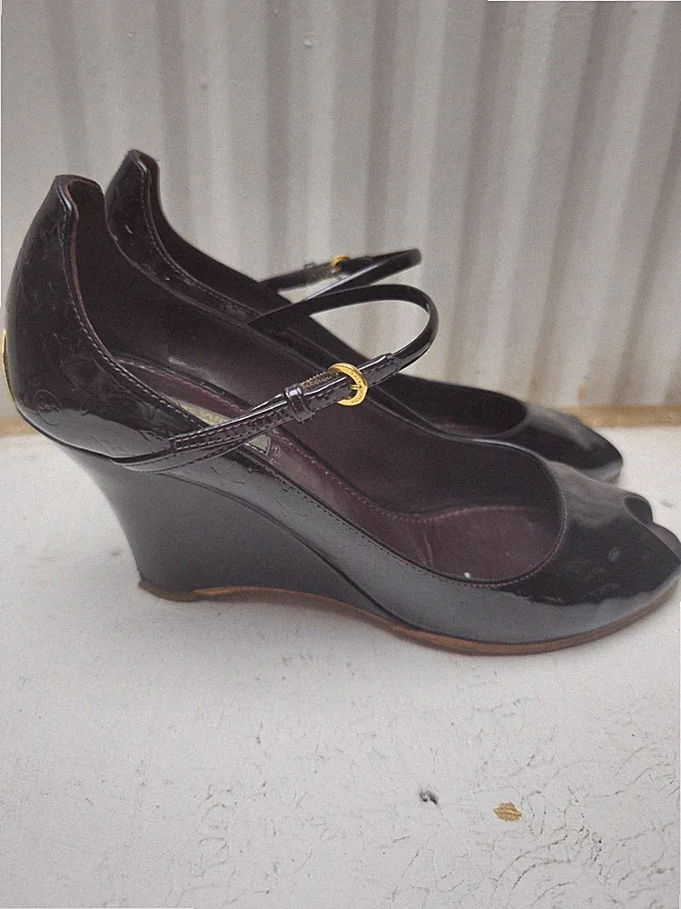 Louis Vuitton Peeptoes Pumps Schuhe mit Keilabsatz Lackleder Monogram
