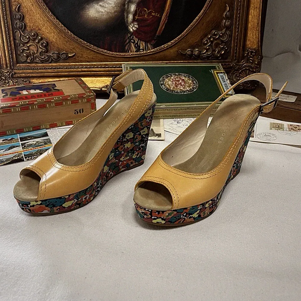 Marc Jacobs Damen Keilabsatz Sandalen EU 38 beige Blumen offen Schnalle Riemen