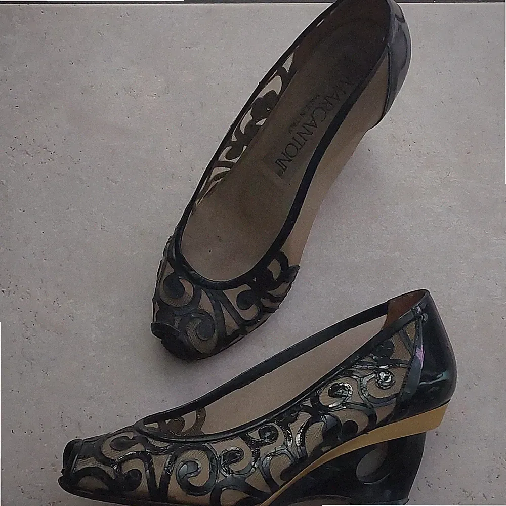 marcantoni Damen Pumps EU 35,5 schwarz/gold Keilabsatz Cut-Out Mesh Slip-On