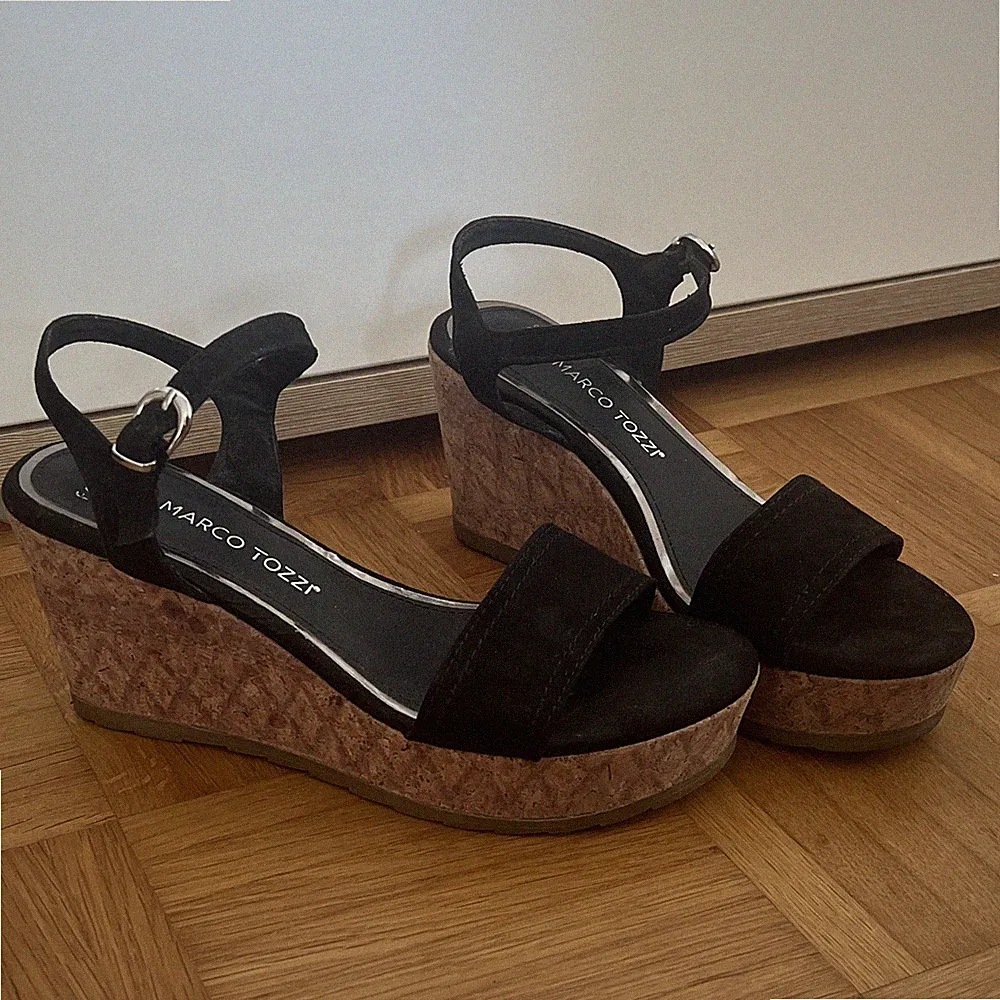 MARCO TOZZI Damen Riemchen-Sandalen Keilabsatz Plateau Schwarz | Größe: 38