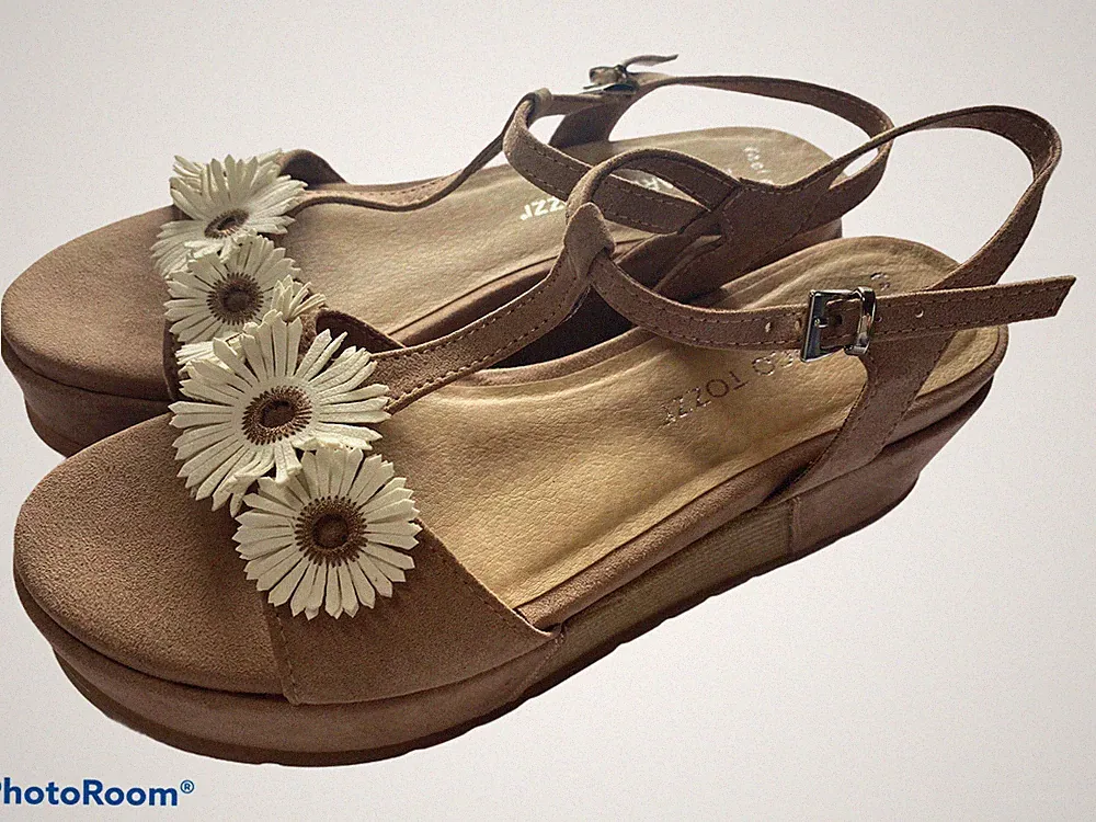 Marco Tozzi Neuware Gr. 37 Keilsandale beige mit mit Teilbezug und weisser Blüte