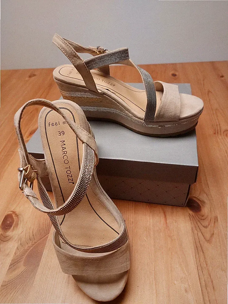 Marco Tozzi Sandalen Gr. 39 Damen Keilabsatz Taupe, mit silber und gold