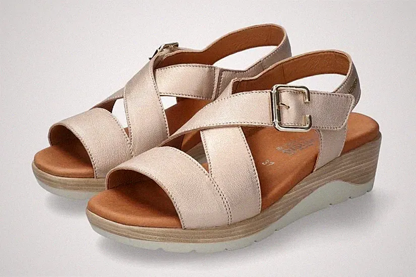 MEPHISTO - DAMEN SANDALE MIT KEILABSATZ AUS PLATIN LAMINIERTEM LEDER