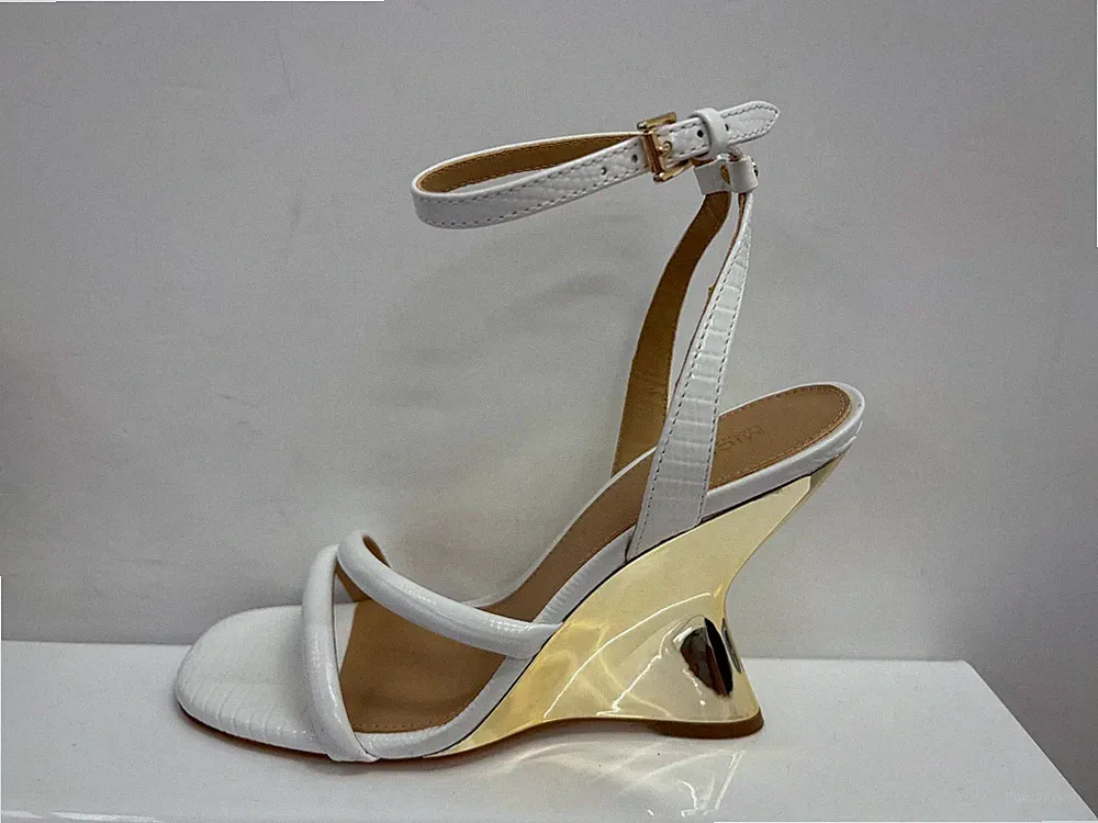 Michael Kors Nadina Ledereffekt Schlangenprägung Keilsandalette, Weiß Gold, UK 5