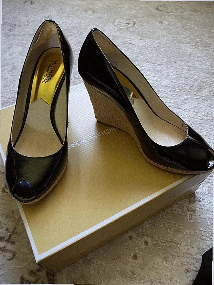 Michael Kors Pumps , Peeptoe ,Keilabsatz , Gr 40 , schwarz, Lackleder