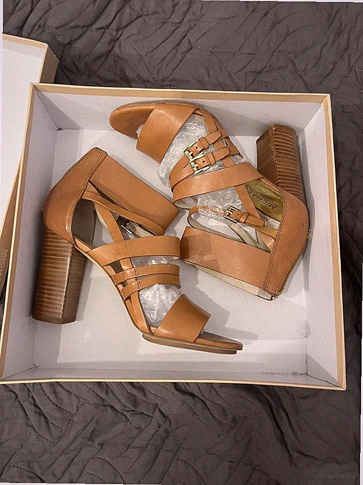 Michael Kors WINSTON Gladiator-Sandalen in Braun mit Logo-Schnallen