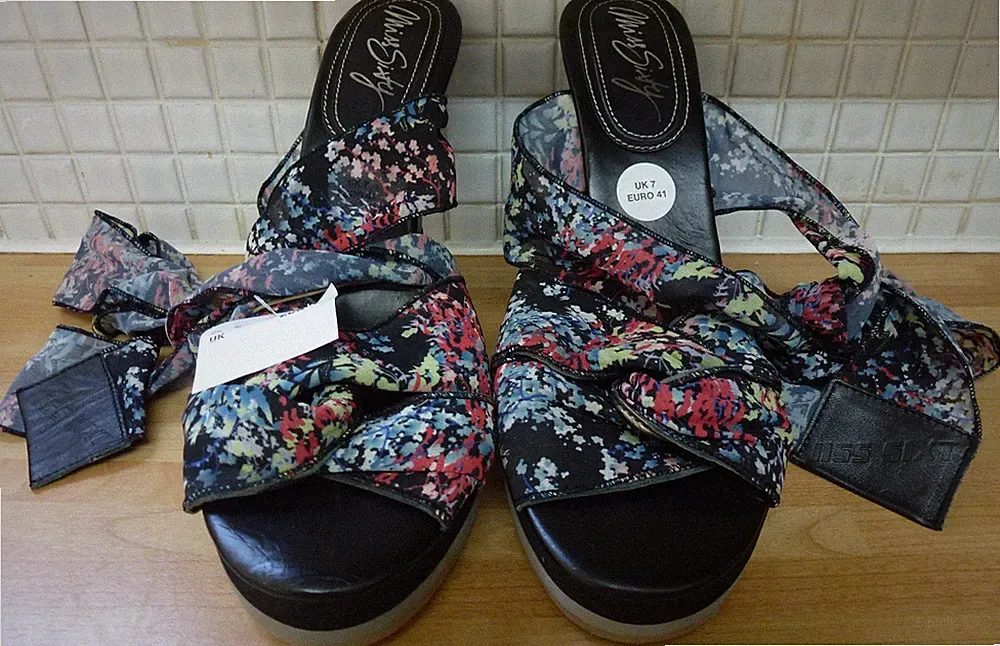 Miss Sixty Plateau Sandalen Blumen Schnürung Keilabsatz Schuhe 7/41 neu mit Etikett schwarz/multi