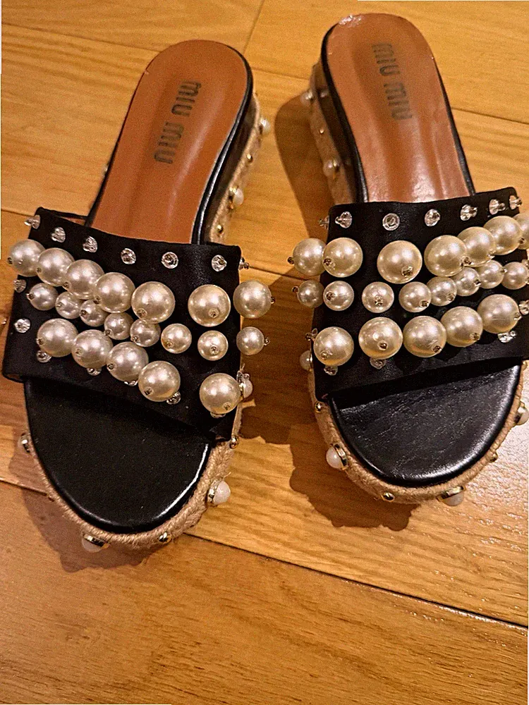Miu Miu Damen Pantoletten-Sandalen Schwarz/Beige Keilabsatz mittel Perlen