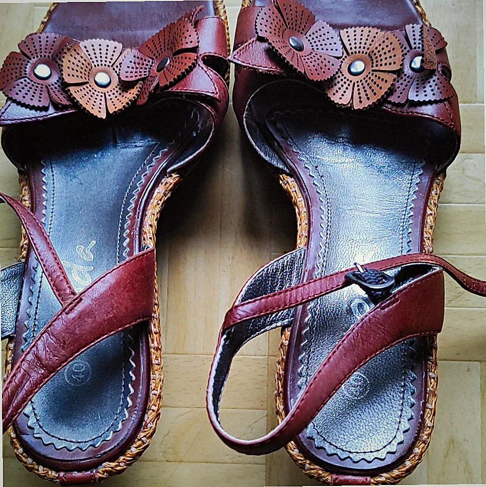 Moda Damen Riemchen-Sandalen Keilabsatz braun Blumen-Akzente Kunstleder 40
