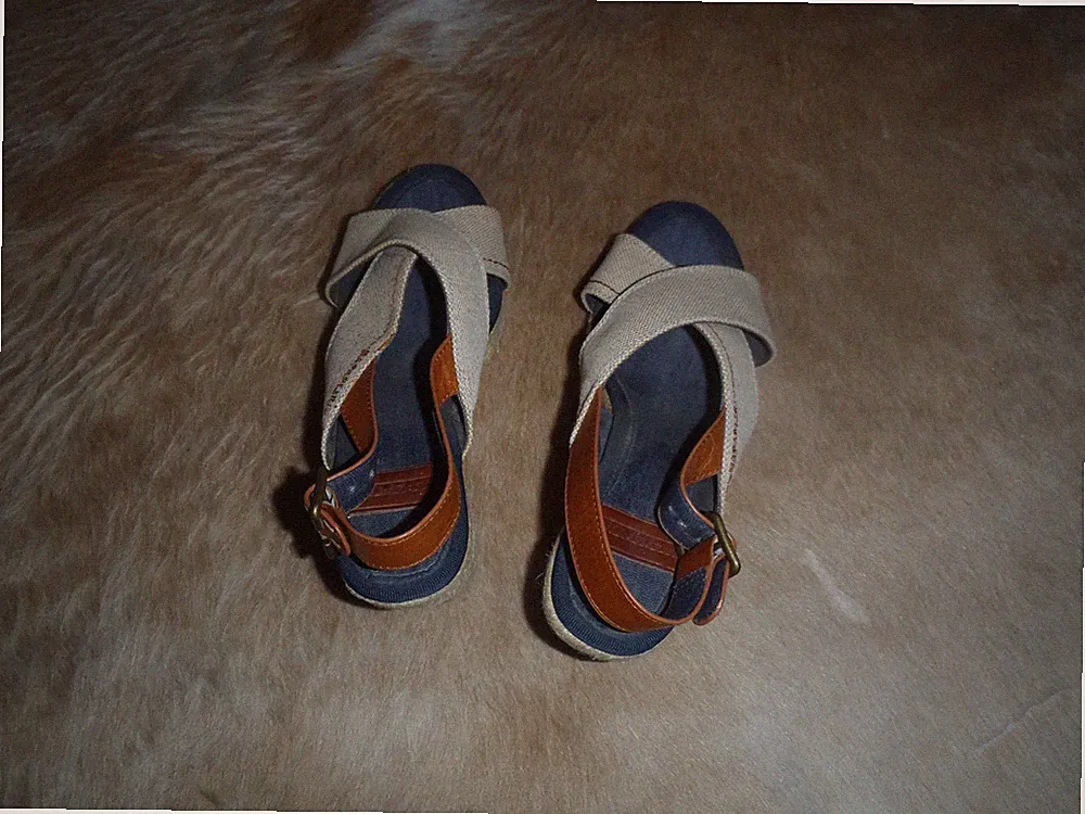 Naparijri Damen Sandalen Keilabsatz Beige/ Braun Gr.38 Secondhand ansehen!