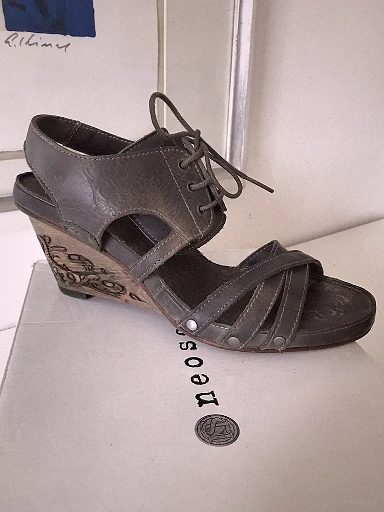 ☀️neosens☀️feminine Sandalen•Plumb/Muscat•Keilabsatz mit Schnitzereien•Echtleder