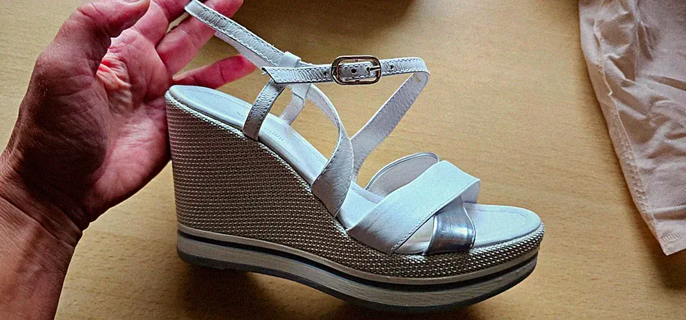 Nero Giardini Leder Sandalen Weiß/Silber Keilabsatz 37 NP 145 € Neu