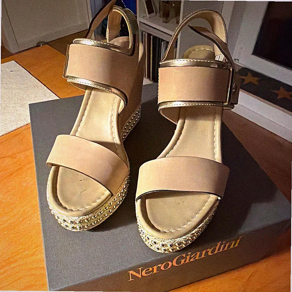 NeroGiardini Damen Sandalen Keilabsatz Leder Beige/Gold Strass Schnalle EU 39