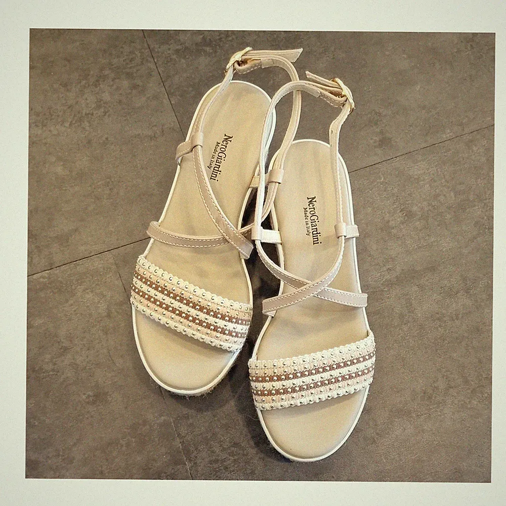 NeroGiardini Damen Sandalen, Keilabsatz, Leder ,Perlen, Beige Weiß, 36