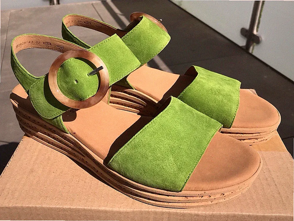 NEU Gabor Damen Sandalen Keil Plateau Gr. 44 / 9,5 grün Sandaletten