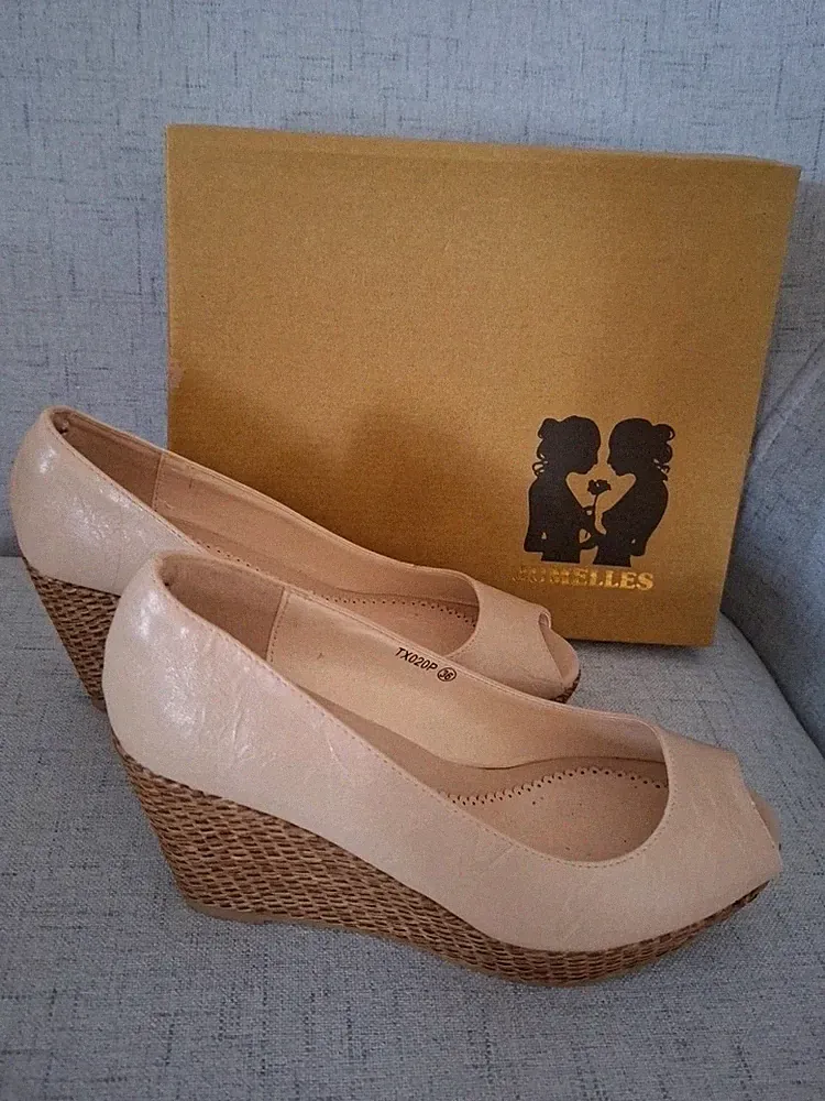 NEU Pumps Peeptoe mit Keilabsatz, beige, Sohle Rattanoptik