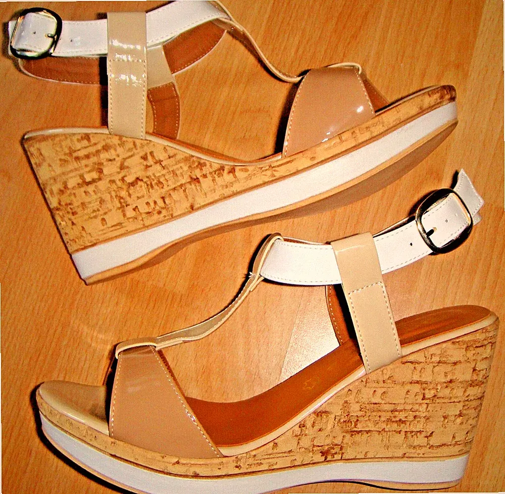 NEU Sandalen TAMARIS Gr.40 Kunstlackleder Beige-Weiß Keilabsatz