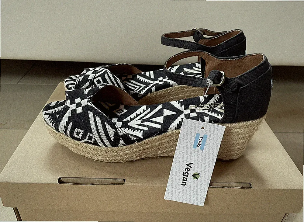 NEU Toms Schuhe Plateau Pantoletten Pumps Sandaletten Bast Schwarz Weiß 39