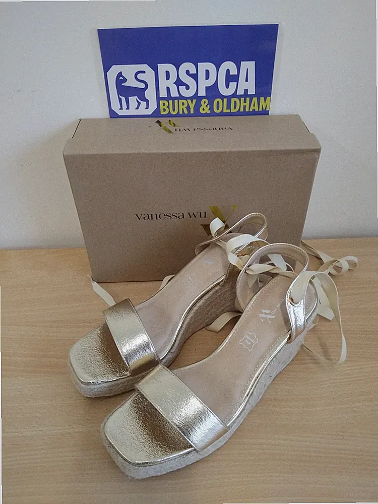 NEU UND VERPACKT Vanessa Wu Premiere Cuir goldfarbene Espadrille-Keilsandalen UK 6 UVP 59,99 £