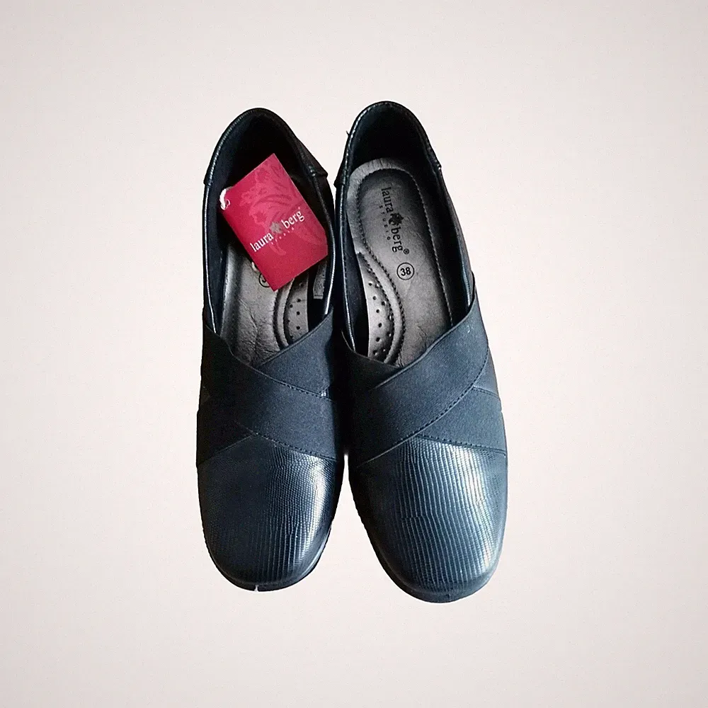 Neue Damenschuhe mit Keilabsatz
