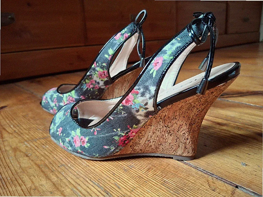 Neue Sandalette Stephan 38 Schwarz mit floralem Muster Keilabsatz