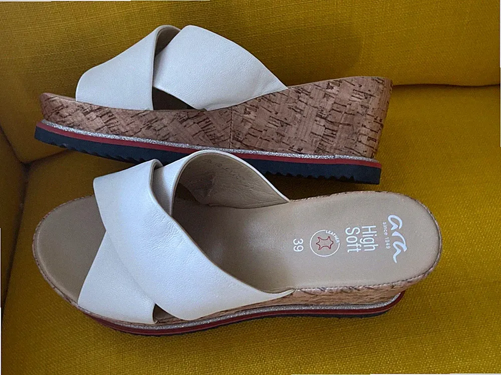 Neue weiße Pantoletten v. Ara High soft 39 m. Keilabsatz !