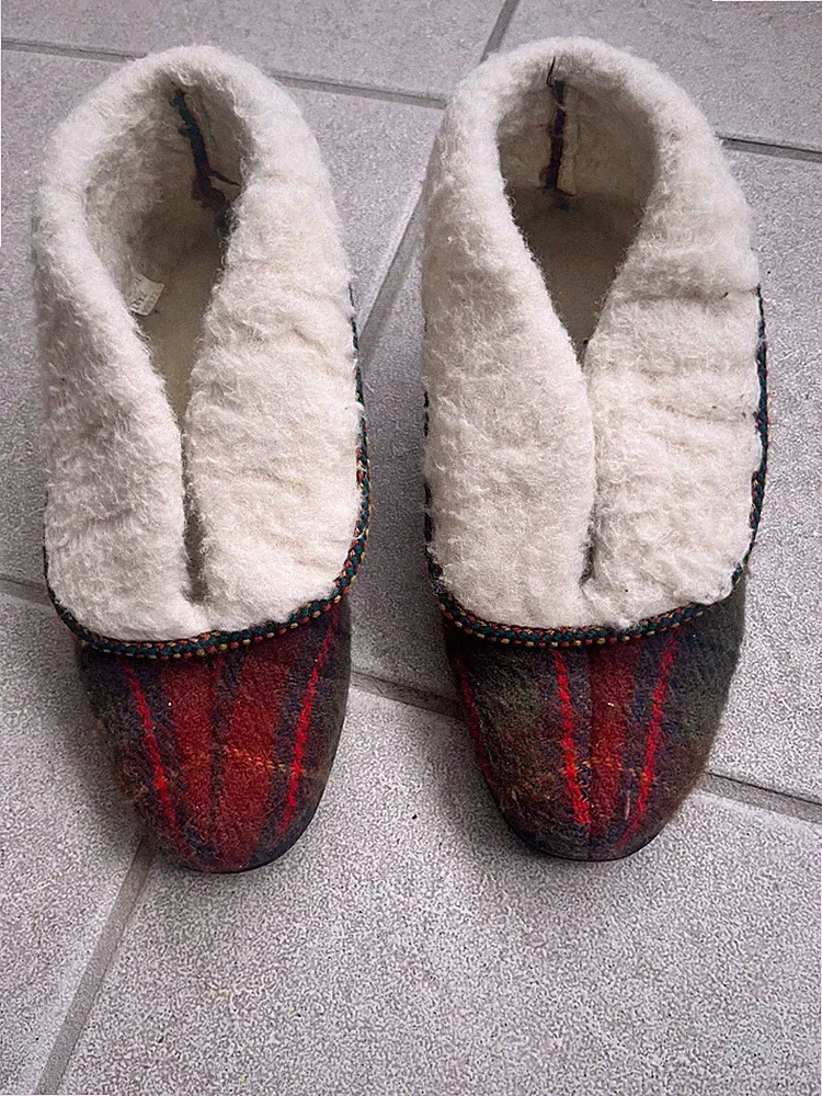 neuwertige Hausschuhe mit Wolle und kleinem Keilabsatz, Gr. 40, Made in France