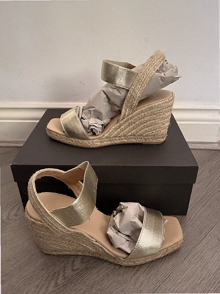 Neuwertige Samt Gabriella Gold Wedges Sandalen - Größe UK 6 EU 39 - Neu im Karton