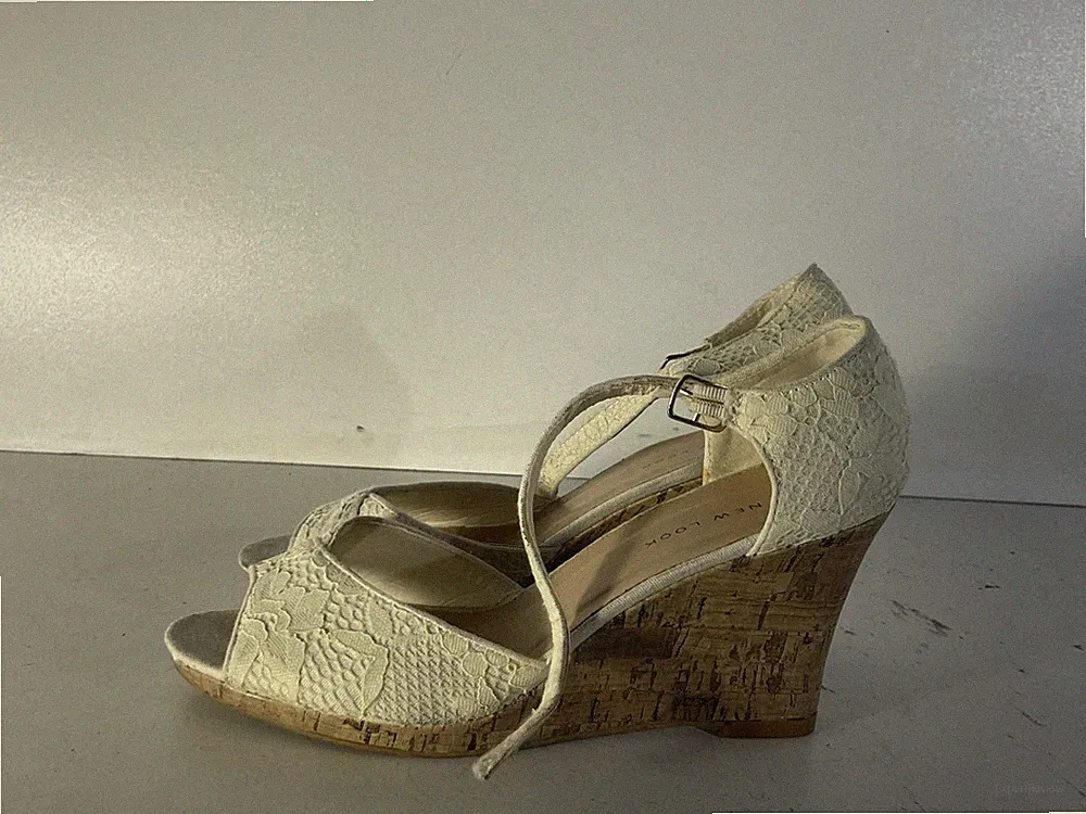 New Look Damenschuhe Größe 6 (39) elfenbeinfarbene Sandalen mit Schnallenriemen und Keilabsatz – E55