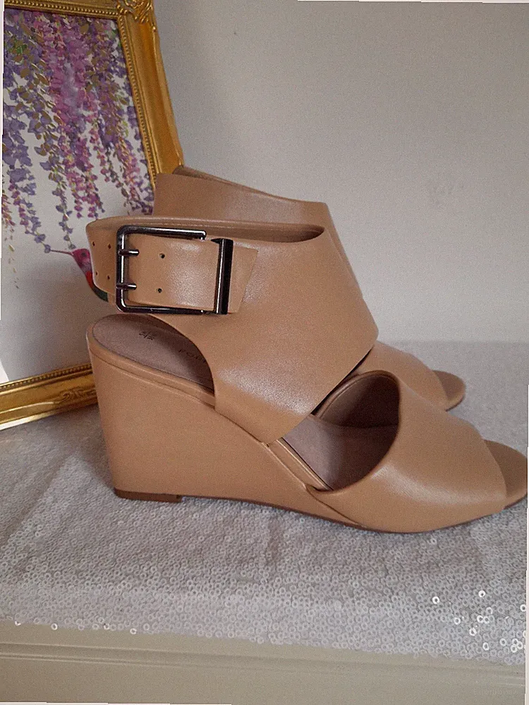 Next Sandalen Gr. 5 weite Passform beige hoher Keilabsatz Knöchelriemen Schnalle