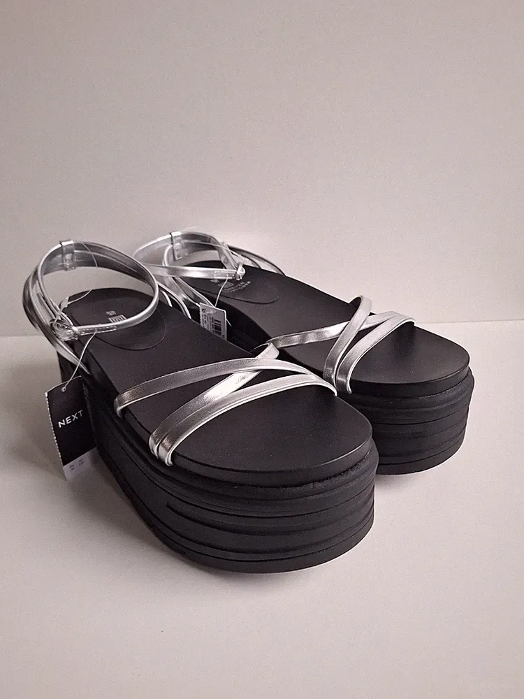 Next Silberne Kunstleder Riemchen Plateau Sandalen - Gr. UK6,5 Weite Passform - Neu