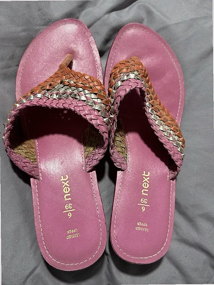 Next Zehenstegsandalen rosa Leder UK 6 kleiner Keilabsatz
