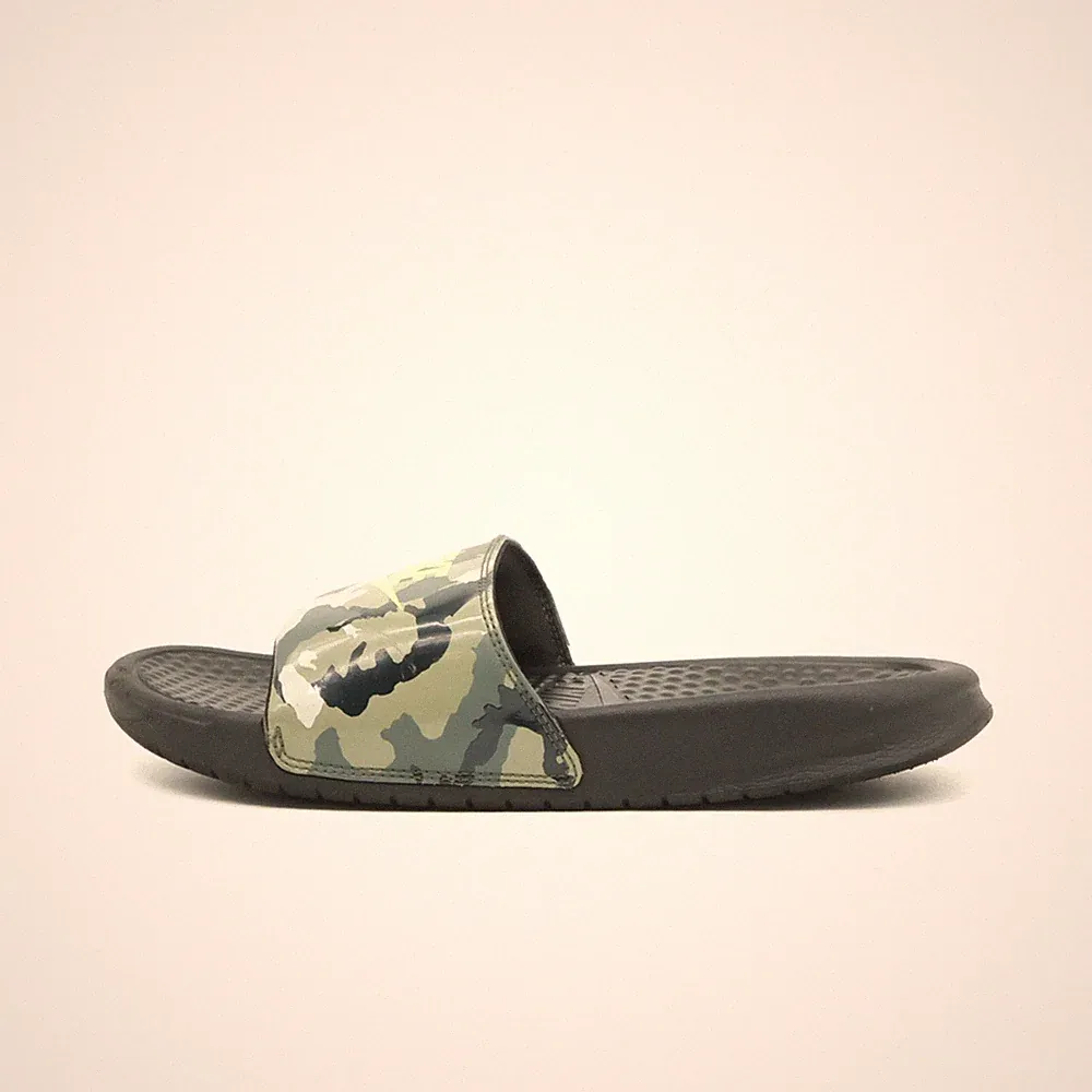 Nike Damen Badesandale EU 38,5 636237-001 grü schwarz camo Slides
