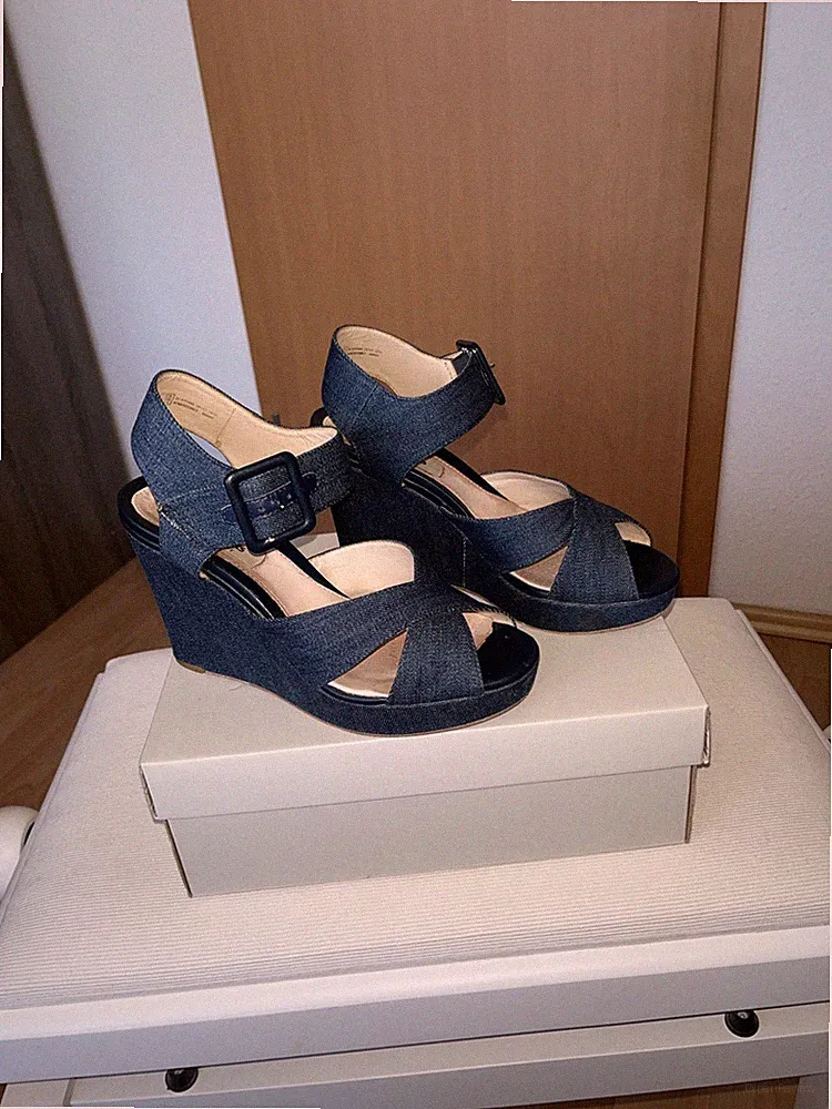 Keilabsatz-Sandalen mit 10 cm Absatz