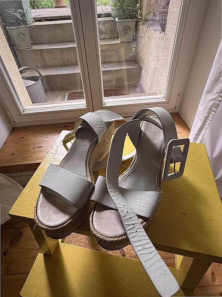 Beige Keilabsatz