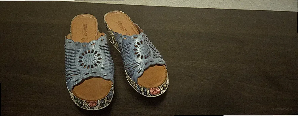 PANDOLETTE in Blau mit Keilabsatz in Bunt