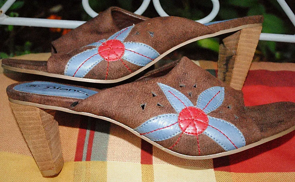 Pantoletten Gr.38...von Bianca...Braun mit aufgestzter Leder- Blüte...Lochmuster